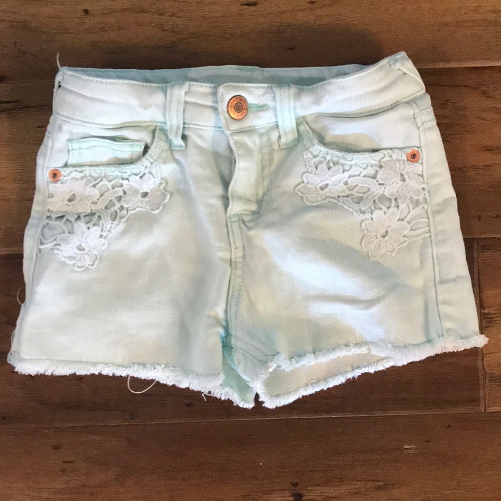 Super cute light green floral shorts! 💚